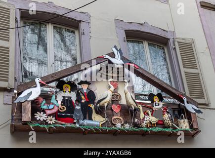 decoración de la fachada de un edificio en las Navidades de Colmar, Alsacia, Francia Stockfoto