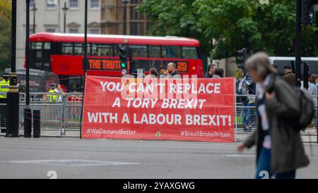 Parliament Square, London, Großbritannien. Oktober 2024. Anti-Brexit-Aktivisten mit SODEM-Banner auf dem Parliament Square, bevor Premierminister Starmer wöchentliche PMQs im Parlament besucht. (Die Firma Sodem wurde 2021 aufgelöst). Quelle: Malcolm Park/Alamy Live News Stockfoto