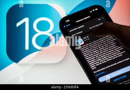 Oktober 2024: In dieser Abbildung installiert eine Person am 16. Oktober 2024 Updates von iOS 18 auf einem iPhone-Gerät in Neu-Delhi, Indien. (Kreditbild: © David Talukdar/ZUMA Press Wire) NUR REDAKTIONELLE VERWENDUNG! Nicht für kommerzielle ZWECKE! Stockfoto