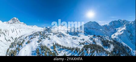 Schnee und Sonne am romantischen Körbersee im Skigebiet Warth-Schröcken in Vorarlberg herrliche Verhältnisse für Wintersport in der Arlberg-Region A W Stockfoto