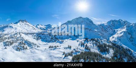 Schnee und Sonne am romantischen Körbersee im Skigebiet Warth-Schröcken in Vorarlberg herrliche Verhältnisse für Wintersport in der Arlberg-Region A W Stockfoto