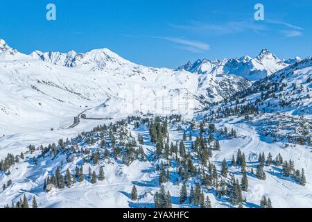 Schnee und Sonne am romantischen Körbersee im Skigebiet Warth-Schröcken in Vorarlberg herrliche Verhältnisse für Wintersport in der Arlberg-Region A W Stockfoto