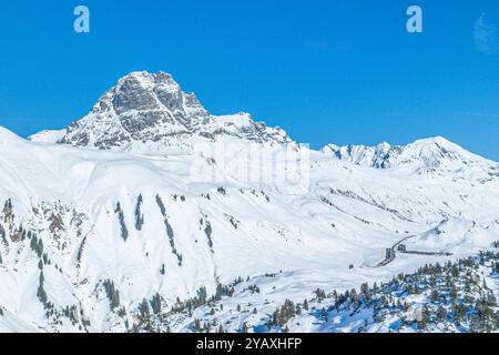 Schnee und Sonne am romantischen Körbersee im Skigebiet Warth-Schröcken in Vorarlberg herrliche Verhältnisse für Wintersport in der Arlberg-Region A W Stockfoto