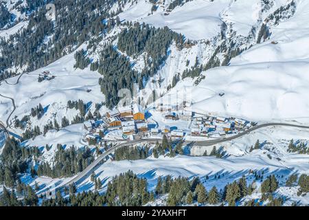 Schnee und Sonne am romantischen Körbersee im Skigebiet Warth-Schröcken in Vorarlberg herrliche Verhältnisse für Wintersport in der Arlberg-Region A W Stockfoto