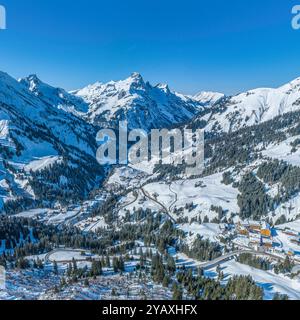 Schnee und Sonne am romantischen Körbersee im Skigebiet Warth-Schröcken in Vorarlberg herrliche Verhältnisse für Wintersport in der Arlberg-Region A W Stockfoto