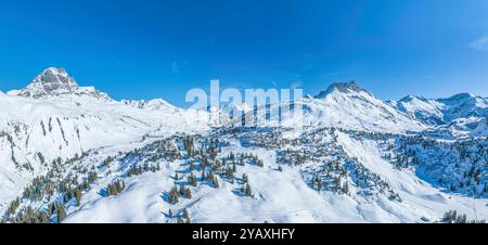 Schnee und Sonne am romantischen Körbersee im Skigebiet Warth-Schröcken in Vorarlberg herrliche Verhältnisse für Wintersport in der Arlberg-Region A W Stockfoto