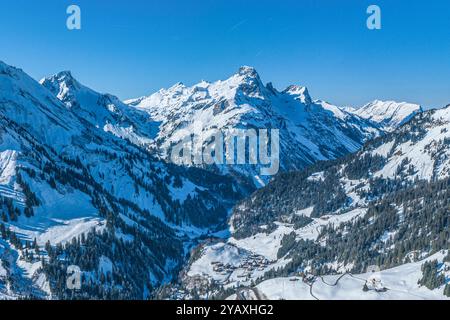 Schnee und Sonne am romantischen Körbersee im Skigebiet Warth-Schröcken in Vorarlberg herrliche Verhältnisse für Wintersport in der Arlberg-Region A W Stockfoto