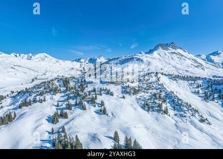 Schnee und Sonne am romantischen Körbersee im Skigebiet Warth-Schröcken in Vorarlberg herrliche Verhältnisse für Wintersport in der Arlberg-Region A W Stockfoto