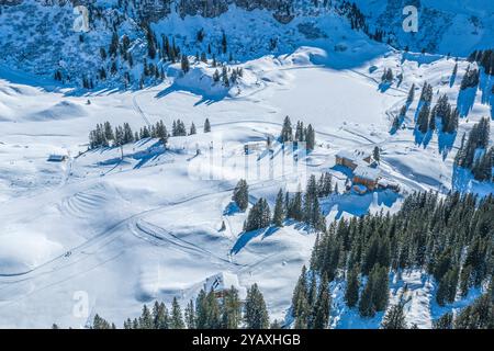 Schnee und Sonne am romantischen Körbersee im Skigebiet Warth-Schröcken in Vorarlberg herrliche Verhältnisse für Wintersport in der Arlberg-Region A W Stockfoto