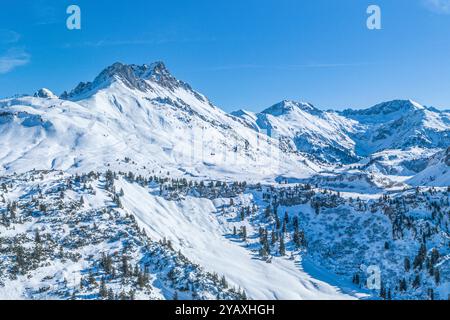 Schnee und Sonne am romantischen Körbersee im Skigebiet Warth-Schröcken in Vorarlberg herrliche Verhältnisse für Wintersport in der Arlberg-Region A W Stockfoto