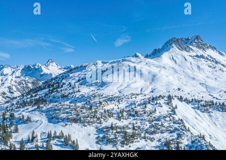 Schnee und Sonne am romantischen Körbersee im Skigebiet Warth-Schröcken in Vorarlberg herrliche Verhältnisse für Wintersport in der Arlberg-Region A W Stockfoto