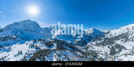 Schnee und Sonne am romantischen Körbersee im Skigebiet Warth-Schröcken in Vorarlberg herrliche Verhältnisse für Wintersport in der Arlberg-Region A W Stockfoto