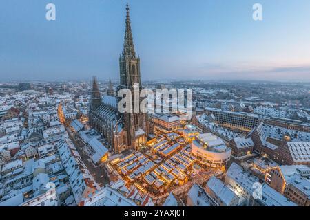 Idyllischer Winterabend über Ulm zur Adventszeit Blick auf die verschneite Donau-Stadt Ulm in Baden-Württemberg Ulm/Neu-Ulm BW/Bayern Deutschland *** Stockfoto