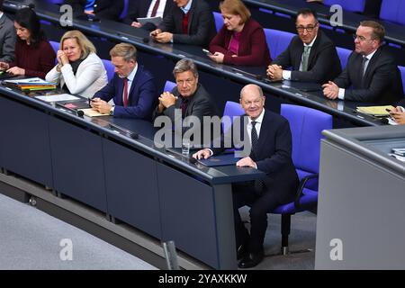 Berlin, Deutschland, 16.10.2024: Deutscher Bundestag: 193. Bundestagssitzung: Bundeskanzler Olaf Scholz SPD gibt eine Regierungserklärung ab, neben ihm auf der Regierungsbank L-R: Vordere Reihe: Bundesministerin des Auswärtigen Annalena Baerbock Bündnis90/die Grünen, Bundesministerin des Innern und für Heimat Nancy Faeser SPD, Bundesminister der Finanzen Christian Lindner FDP, Bundesminister für Wirtschaft und Klimaschutz Robert Habeck Bündnis90/die Grünen, Hintere Reihe für Jugend, SPD, Bundesministerinen für Jugend, Bundesministerin Deutschland, Bundesministerin Deutschland, Bundesministerin Deutschland, Bundesministerin Deutschland, Bundesministerin Deutschland Stockfoto