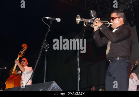 Mailand Italien 06.07.2002: Roy Paci, italienischer Sänger, während des Live-Konzerts im Palavobis Stockfoto