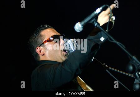 Mailand Italien 06.07.2002: Roy Paci, italienischer Sänger, während des Live-Konzerts im Palavobis Stockfoto