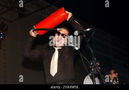 Mailand Italien 06.07.2002: Roy Paci, italienischer Sänger, während des Live-Konzerts im Palavobis Stockfoto