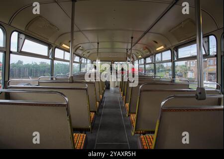 Canvey Island, Essex, Großbritannien - 14. Oktober 2024: Unbekannte ältere Menschen genießen eine Busfahrt in einem kürzlich renovierten Vintage-Doppeldeckerbus aus dem Jahr 1981 im Can Stockfoto