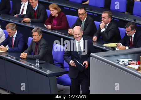 Berlin, Deutschland, 16.10.2024: Deutscher Bundestag: 193. Bundestagssitzung: Bundeskanzler Olaf Scholz SPD gibt eine Regierungserklärung ab, neben ihm auf der Regierungsbank L-R: Vordere Reihe: Bundesminister der Finanzen Christian Lindner FDP, Bundesminister für Wirtschaft und Klimaschutz Robert Habeck Bündnis90/die Grünen, Hintere Reihe: Angeschnitten Bundesminister für digitale und Verkehr Volker Wissing FDP, Bundesminister für Gesundheit Karl Lauterbach SPD, Bundesministerin für Familie, Senioren, Frauen und Jugend Pän Stockfoto