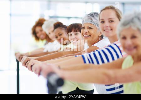 Barre, Fitness und Workout mit Porträt von Frauen im Studio für Club-, Stretching- und Ballettübungen. Pilates, Wellness und Krafttraining mit Stockfoto