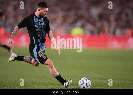 Buenos Aires, Argentinien - 15. Oktober 2024: Die argentinische Nationalmannschaft hat Bolivien 6-0 in der zehnten Runde der Südamerika-WM-Qualifikationsrunde besiegt und sich mit 22 Punkten von ihrem engsten Konkurrenten Kolumbien (19 Punkte) zurückgezogen. Lionel Messi begeisterte die Menge im Estadio Monumental mit einem Hattrick und zwei Assists und stellte Lautaro Martínez und Julián Álvarez für ihre Ziele auf. Thiago Almada schloss sich auch der Torschützenliste an, in einem perfekten Abend für Lionel Scalonis Team gegen eine bolivianische Mannschaft, die auf einer Siegerliste stand Stockfoto