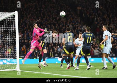 . Schottland gegen Portugal UEFA Nations League: League A, Gruppe 1 15. Oktober 2024 Hampden Park, Glasgow. Schottland . Torhüter Craig Gordon aus Schottland schlägt beim portugiesischen Attack klar. Credit: eric mccowat/Alamy Live News Stockfoto