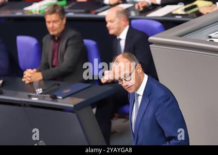 Berlin, Deutschland, 16.10.2024: Deutscher Bundestag: 193. Bundestagssitzung: CDU-Chef Friedrich Merz antwortet auf die Regierungserklärung von Bundeskanzler Olaf Scholz SPD, im Hintergrund rechts, außerdem links im Bild Bundesminister für Wirtschaft und Klimaschutz Robert Habeck Bündnis90/die Grünen *** Berlin, 16 10 2024 Bundestagssitzung 193 Bundestagsleiter Friedrich Merz antwortet auf die Regierungserklärung von Bundeskanzler Olaf Scholz SPD SPD, im Hintergrund auch auf dem Bild links Stockfoto