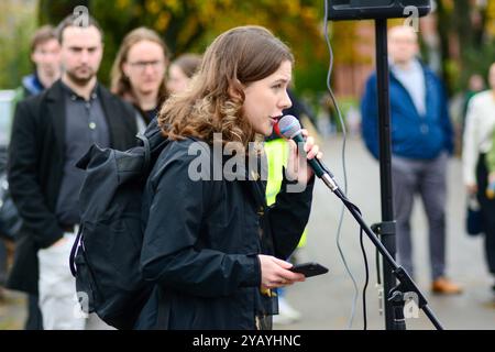 Belfast, Vereinigtes Königreich 16/10/2024 Eva Martin von ROSA spricht vor der Menge. Protest an der Queens University Belfast, organisiert von ROSA NI, um gegen den Anstieg von Frauenmordfällen in Nordirland zu protestieren Belfast Nordirland Credit:HeadlineX/Alamy Live News Stockfoto