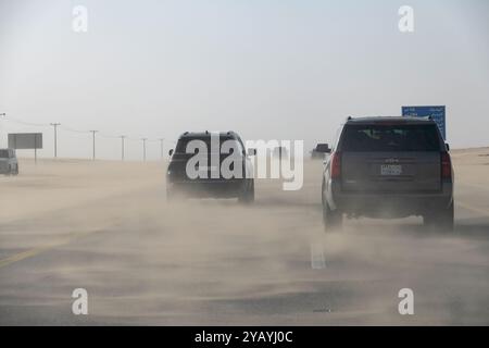 Sandsturm in der Wüstenstraße Saudi-Arabien Stockfoto