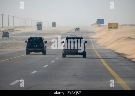 Sandsturm in der Wüstenstraße Saudi-Arabien Stockfoto