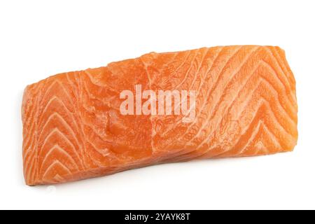 Rohes Lachsfilet, isoliert auf weißem Hintergrund Stockfoto