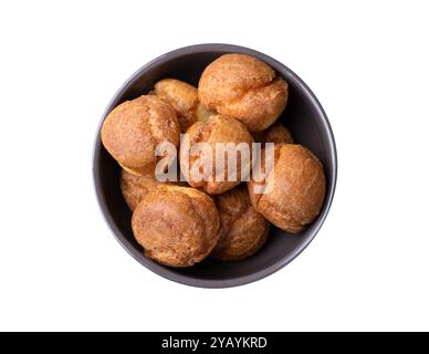 Broa, typisches brasilianisches Maismehlbrot in einer Schüssel isoliert auf weißem Hintergrund. Stockfoto