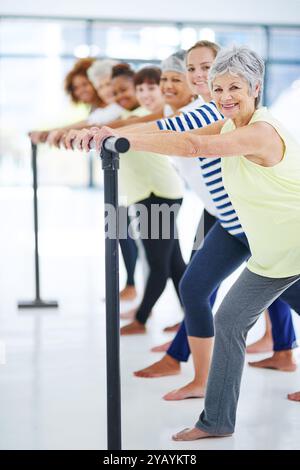 Barre, Workout und Gesundheit mit Porträt von Frauen im Studio für Club, Stretching und Ballettübungen. Pilates, Wellness und Krafttraining mit Stockfoto