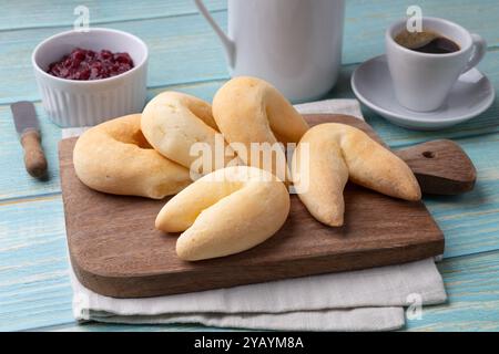 Chipas, typisches südamerikanisches Käsebrötchen mit Kaffee und Marmelade. Stockfoto