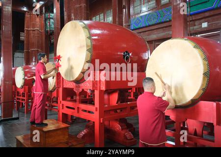 Peking, China-17. September 2024: Chinesische Trommler trommeln traditionelle Trommeln im Trommelturm Stockfoto