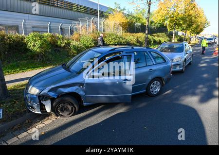 Leipzig - Unfall mit drei Autos im Feierabendverkehr: drei Verletzte 15.10.2024 gegen 16 Uhr Leipzig, Rackwitzer Straße zu einem Unfall mit mehreren Fahrzeugen kam es am Dienstagnachmittag im Leipziger Nordosten. Nach ersten Angaben der Polizei waren die Fahrer eines Toyota, eines Skoda und Peugeot gegen 14,20 Uhr auf der Rackwitzer Straße stadteinwärts unterwegs, als sie aus bisher ungeklärter Ursache beim Spurwechsel zusammengestoßen sind. Drei Menschen wurden leicht verletzt und medizinisch behandelt. Die Polizei hat die Ermittlungen zum Unfallhergang aufgenommen. Zwei Fahrzeuge müssen a Stockfoto