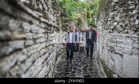 Guiyang, chinesische Provinz Guizhou. Oktober 2024. Touristen besuchen die antike Stadt Qingyan in Guiyang, Hauptstadt der südwestlichen chinesischen Provinz Guizhou, 16. Oktober 2024. Quelle: Tao Liang/Xinhua/Alamy Live News Stockfoto