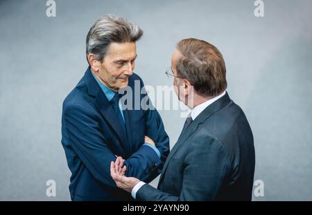 (RL) Bundesverteidigungsminister Boris Pistorius und Rolf Muetzenich, Fraktionsvorsitzender der SPD im Bundestag, im Gespräch vor einer Sitzung des Bundestages in Berlin am 16. Oktober 2024. Stockfoto