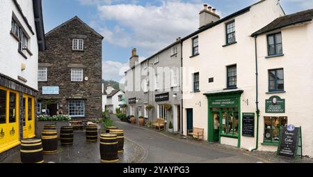 HAWKSHEAD, CUMBRIA, GROSSBRITANNIEN - 8. SEPTEMBER 2024. Panoramalandschaft mit Geschäften einschließlich Sarah Nelsons Grasmere Lebkuchen im Zentrum von Hawkshead vil Stockfoto