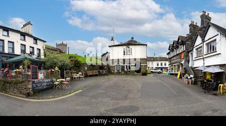 HAWKSHEAD, CUMBRIA, GROSSBRITANNIEN - 8. SEPTEMBER 2024. Panoramalandschaft mit Geschäften und touristischen Pubs und Cafés im Zentrum des Dorfes Hawkshead auf Englisch Stockfoto