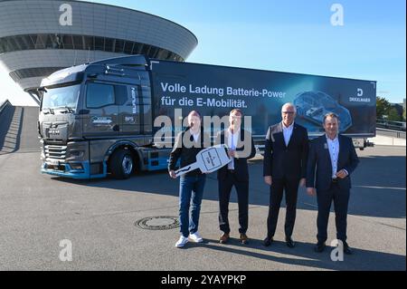 Leipzig - MAN übergibt weltweit ersten eTruck: Leipziger Unternehmen kauft E-Laster 15.10.2024 gegen 10 Uhr Leipzig, Porsche Experience Center der erste MAN eTruck findet seinen Weg zum Kunden. Damit starten wir offiziell in ein neues elektrisches Zeitalter und beginnen nun mit der Auslieferung unserer neuen schweren und vollelektrischen Trucks und das genau 100 Jahre nach der Präsentation des ersten Diesel-Lkws von MAN auf der Internationalen Automobilausstellung in Berlin. Der erste MAN eTruck wird in Leipzig von der Firma Dräxlmaier eingesetzt und transportiert Batterien für den Porsche EMA Stockfoto