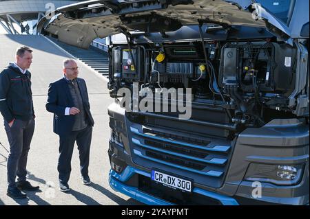 Leipzig - MAN übergibt weltweit ersten eTruck: Leipziger Unternehmen kauft E-Laster 15.10.2024 gegen 10 Uhr Leipzig, Porsche Experience Center der erste MAN eTruck findet seinen Weg zum Kunden. Damit starten wir offiziell in ein neues elektrisches Zeitalter und beginnen nun mit der Auslieferung unserer neuen schweren und vollelektrischen Trucks und das genau 100 Jahre nach der Präsentation des ersten Diesel-Lkws von MAN auf der Internationalen Automobilausstellung in Berlin. Der erste MAN eTruck wird in Leipzig von der Firma Dräxlmaier eingesetzt und transportiert Batterien für den Porsche EMA Stockfoto