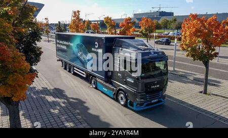 REKORDDATUM NICHT ANGEGEBEN Leipzig - MAN übergibt weltweit ersten eTruck: Leipziger Unternehmen kauft E-Laster 15.10.2024 gegen 10 Uhr Leipzig, Porsche Experience Center der erste MAN eTruck findet seinen Weg zum Kunden. Damit starten wir offiziell in ein neues elektrisches Zeitalter und beginnen nun mit der Auslieferung unserer neuen schweren und vollelektrischen Trucks und das genau 100 Jahre nach der Präsentation des ersten Diesel-Lkws von MAN auf der Internationalen Automobilausstellung in Berlin. Der erste MAN eTruck wird in Leipzig von der Firma Dräxlmaier eingesetzt und transportiert Batter Stockfoto