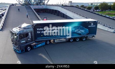 REKORDDATUM NICHT ANGEGEBEN Leipzig - MAN übergibt weltweit ersten eTruck: Leipziger Unternehmen kauft E-Laster 15.10.2024 gegen 10 Uhr Leipzig, Porsche Experience Center der erste MAN eTruck findet seinen Weg zum Kunden. Damit starten wir offiziell in ein neues elektrisches Zeitalter und beginnen nun mit der Auslieferung unserer neuen schweren und vollelektrischen Trucks und das genau 100 Jahre nach der Präsentation des ersten Diesel-Lkws von MAN auf der Internationalen Automobilausstellung in Berlin. Der erste MAN eTruck wird in Leipzig von der Firma Dräxlmaier eingesetzt und transportiert Batter Stockfoto