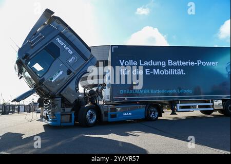 Leipzig - MAN übergibt weltweit ersten eTruck: Leipziger Unternehmen kauft E-Laster 15.10.2024 gegen 10 Uhr Leipzig, Porsche Experience Center der erste MAN eTruck findet seinen Weg zum Kunden. Damit starten wir offiziell in ein neues elektrisches Zeitalter und beginnen nun mit der Auslieferung unserer neuen schweren und vollelektrischen Trucks und das genau 100 Jahre nach der Präsentation des ersten Diesel-Lkws von MAN auf der Internationalen Automobilausstellung in Berlin. Der erste MAN eTruck wird in Leipzig von der Firma Dräxlmaier eingesetzt und transportiert Batterien für den Porsche EMA Stockfoto