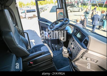 Leipzig - MAN übergibt weltweit ersten eTruck: Leipziger Unternehmen kauft E-Laster 15.10.2024 gegen 10 Uhr Leipzig, Porsche Experience Center der erste MAN eTruck findet seinen Weg zum Kunden. Damit starten wir offiziell in ein neues elektrisches Zeitalter und beginnen nun mit der Auslieferung unserer neuen schweren und vollelektrischen Trucks und das genau 100 Jahre nach der Präsentation des ersten Diesel-Lkws von MAN auf der Internationalen Automobilausstellung in Berlin. Der erste MAN eTruck wird in Leipzig von der Firma Dräxlmaier eingesetzt und transportiert Batterien für den Porsche EMA Stockfoto