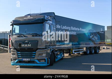 Leipzig - MAN übergibt weltweit ersten eTruck: Leipziger Unternehmen kauft E-Laster 15.10.2024 gegen 10 Uhr Leipzig, Porsche Experience Center der erste MAN eTruck findet seinen Weg zum Kunden. Damit starten wir offiziell in ein neues elektrisches Zeitalter und beginnen nun mit der Auslieferung unserer neuen schweren und vollelektrischen Trucks und das genau 100 Jahre nach der Präsentation des ersten Diesel-Lkws von MAN auf der Internationalen Automobilausstellung in Berlin. Der erste MAN eTruck wird in Leipzig von der Firma Dräxlmaier eingesetzt und transportiert Batterien für den Porsche EMA Stockfoto