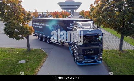 REKORDDATUM NICHT ANGEGEBEN Leipzig - MAN übergibt weltweit ersten eTruck: Leipziger Unternehmen kauft E-Laster 15.10.2024 gegen 10 Uhr Leipzig, Porsche Experience Center der erste MAN eTruck findet seinen Weg zum Kunden. Damit starten wir offiziell in ein neues elektrisches Zeitalter und beginnen nun mit der Auslieferung unserer neuen schweren und vollelektrischen Trucks und das genau 100 Jahre nach der Präsentation des ersten Diesel-Lkws von MAN auf der Internationalen Automobilausstellung in Berlin. Der erste MAN eTruck wird in Leipzig von der Firma Dräxlmaier eingesetzt und transportiert Batter Stockfoto