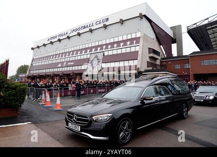 Die Trauerprozession für den ehemaligen Aston Villa Spieler Gary Shaw im Villa Park, Birmingham. Shaw, Mitglied der Villa Side, die 1981 den Titel der ersten Division und im folgenden Jahr den Europapokal gewann, starb im September im Alter von 63 Jahren. Bilddatum: Mittwoch, 16. Oktober 2024. Stockfoto