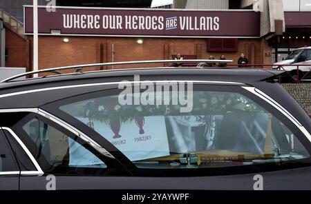 Die Trauerprozession für den ehemaligen Aston Villa Spieler Gary Shaw im Villa Park, Birmingham. Shaw, Mitglied der Villa Side, die 1981 den Titel der ersten Division und im folgenden Jahr den Europapokal gewann, starb im September im Alter von 63 Jahren. Bilddatum: Mittwoch, 16. Oktober 2024. Stockfoto
